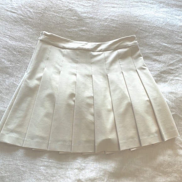 New Aritzia Olive Mini 15” Pleated Skirt - Picture 6 of 10